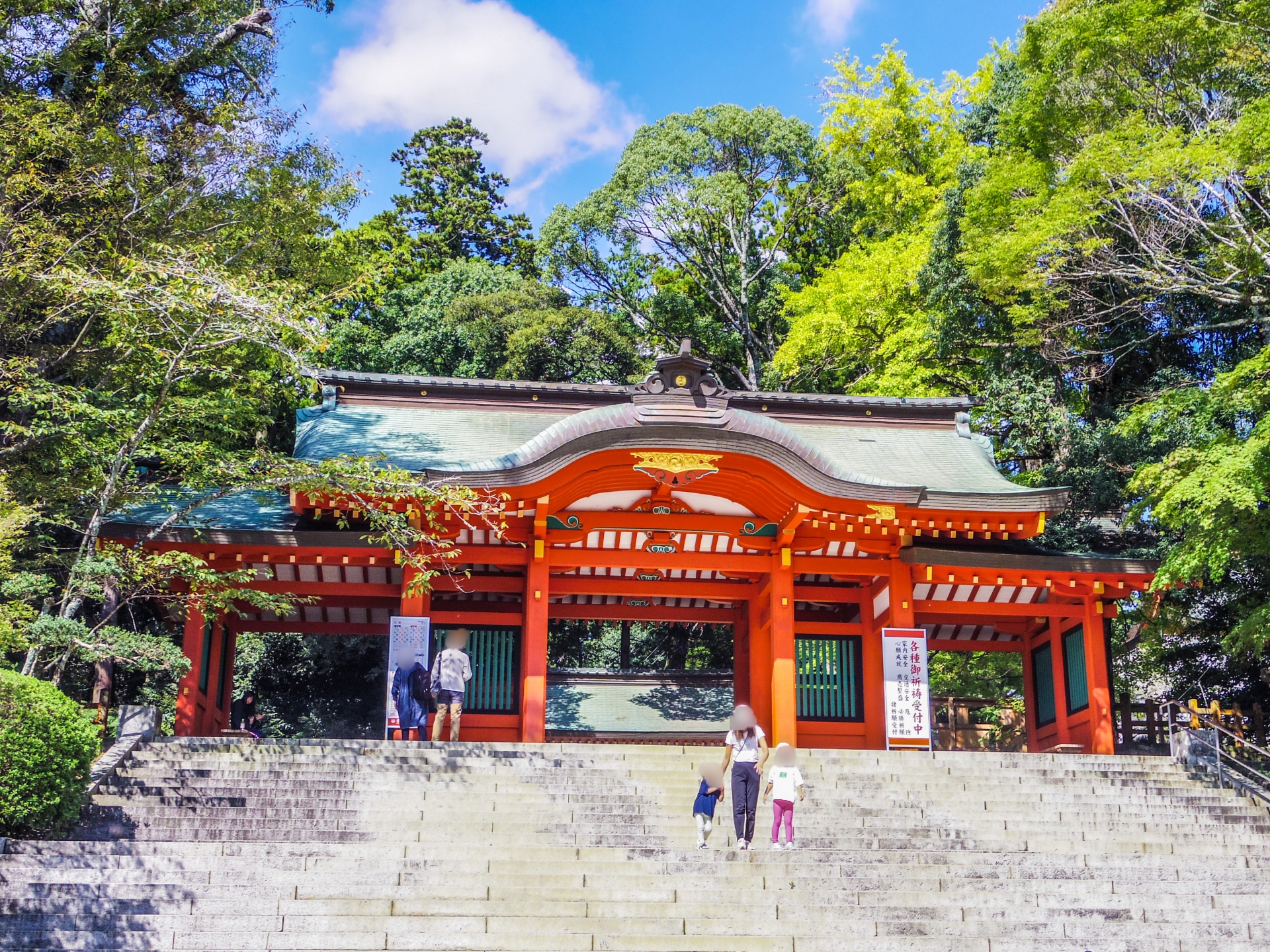 神社で黄色い光が写真に映る現象のスピリチュアルな意味とメッセージ